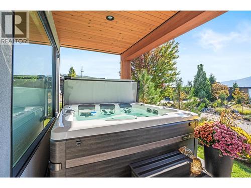 New Hot Tub with deep seating & interchangeable jet packs - 1666 Lakestone Drive, Lake Country, BC 