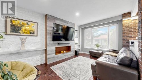 Cozy Living Room with Accent Wall - 86 Burling Place, Newmarket, ON 