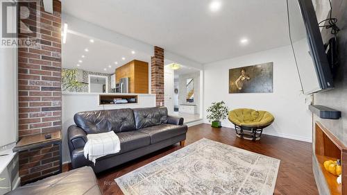 Cozy Living Room with Accent Wall - 86 Burling Place, Newmarket, ON 