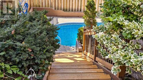 Side Wooden Stairs Leading to A Walk-Out and Pool - 86 Burling Place, Newmarket, ON 