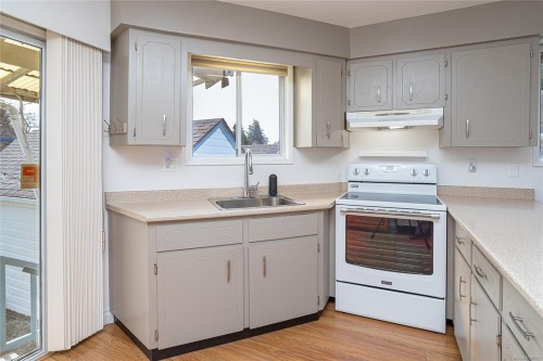 3155 Earl Grey St, Saanich, BC 