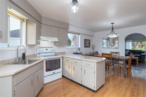 3155 Earl Grey St, Saanich, BC 