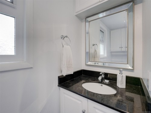 530 Dumeresq St, Saanich, BC 