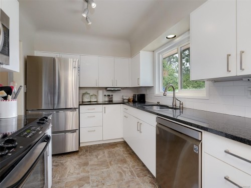 530 Dumeresq St, Saanich, BC 