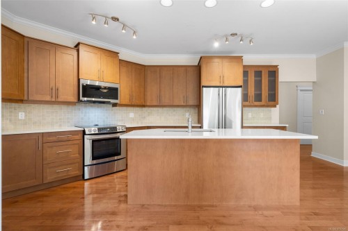 553 Heatherdale Lane, Saanich, BC 