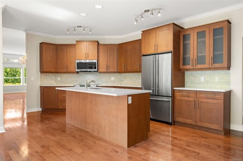 553 Heatherdale Lane, Saanich, BC 