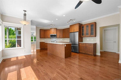 553 Heatherdale Lane, Saanich, BC 