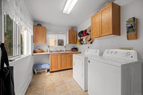 5989 Garvin Rd, Union Bay, BC 