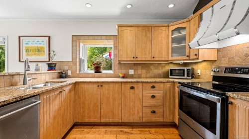 7410 Yake Rd, Fanny Bay, BC 