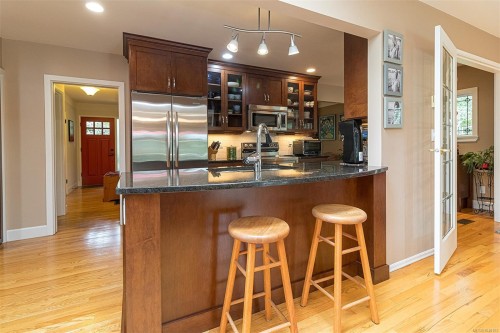 3960 Cumberland Rd, Saanich, BC 