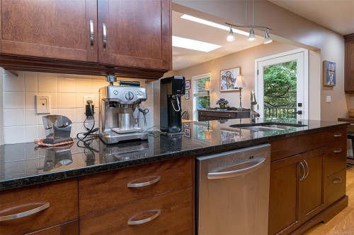 3960 Cumberland Rd, Saanich, BC 