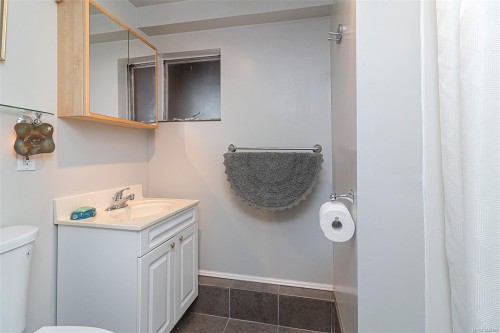 3960 Cumberland Rd, Saanich, BC 