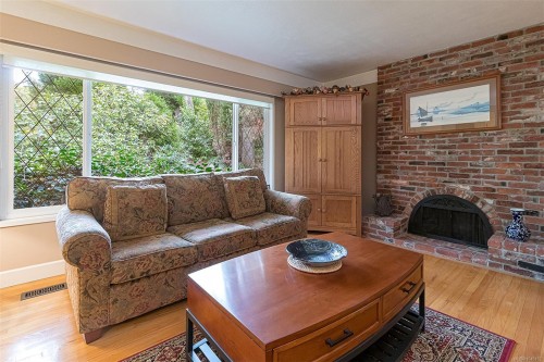 3960 Cumberland Rd, Saanich, BC 