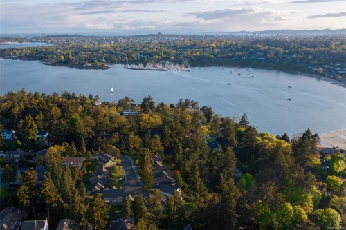 3908 Woodlands Pl, Saanich, BC 