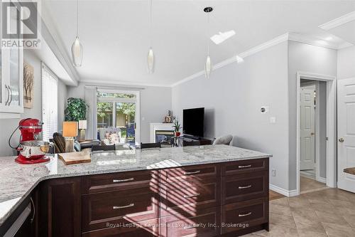 Open concept with breakfast bar. - 10G - 25 Rivermill Boulevard, Kawartha Lakes (Lindsay), ON 