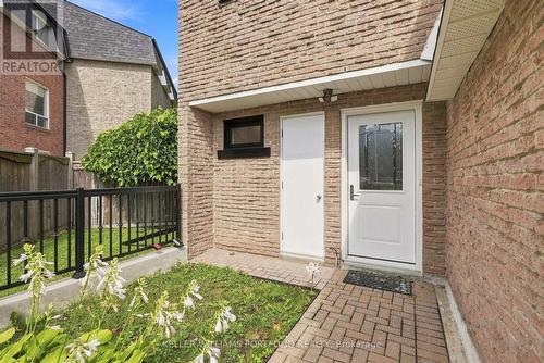 32 HENDERSON DRIVE , Aurora, Ontario L4G 3L2 5