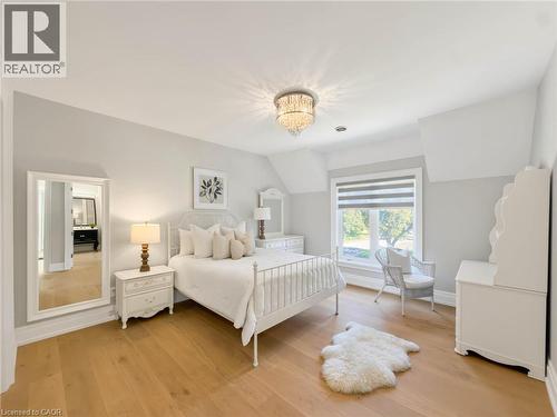 Wide plank wood-finish flooring - 236 Poplar Drive, Burlington, ON 