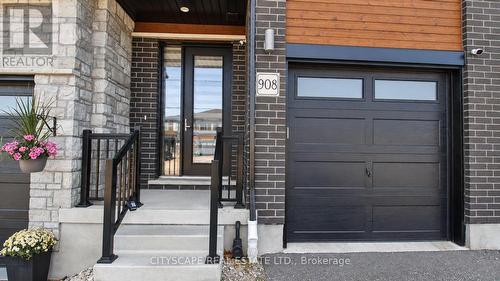 908 Robert Ferrie Drive, Kitchener, ON 