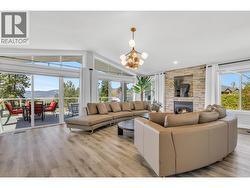 Party size, bright, high ceiling living room with 3 sliding doors to the huge deck - 