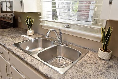 31 Kemp Drive, Hamilton, ON 