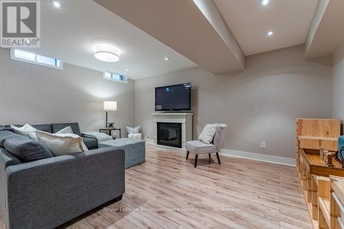 407 Baverstock Crescent, Milton (Cl Clarke), ON 