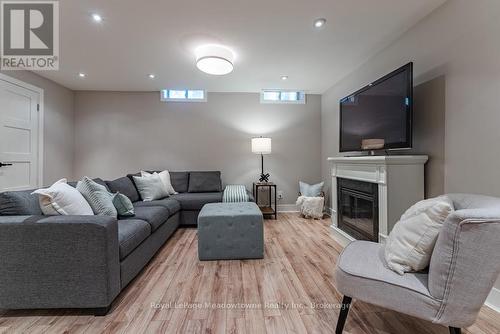 407 Baverstock Crescent, Milton (Cl Clarke), ON 