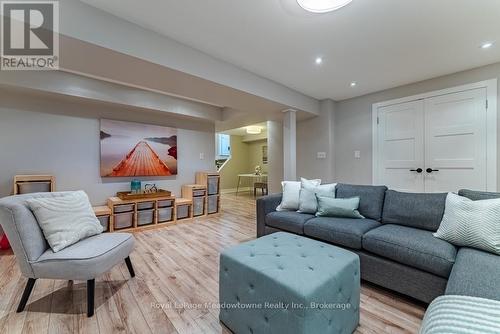 407 Baverstock Crescent, Milton (Cl Clarke), ON 