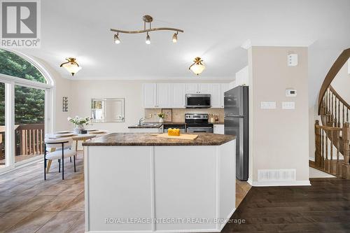 Kitchen with breakfast area and large window - 170 Flamborough Way, Ottawa, ON 