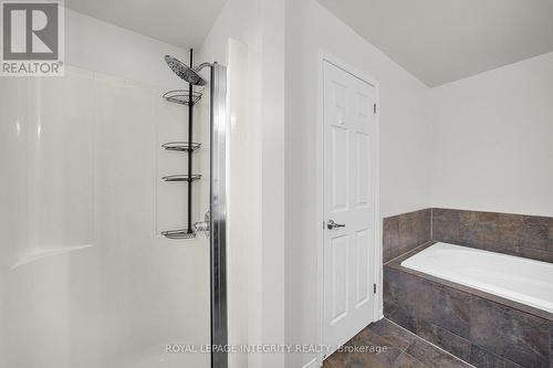 Primary ensuite with separate shower & soaker tub - 170 Flamborough Way, Ottawa, ON 