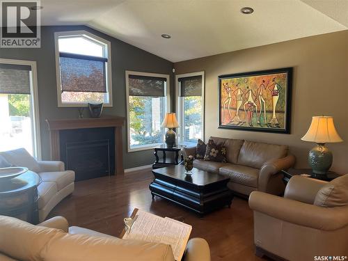 1914 Laurier Crescent E, Regina, SK 
