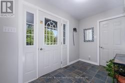 Foyer with direct access to the attached garage - 