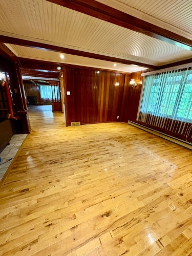 Salon - 324 Ch. De Mont-Rolland, Saint-Hippolyte, QC 