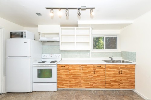 1711 Christmas Ave, Saanich, BC 