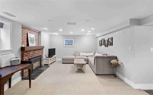 1461 Derby Rd, Saanich, BC 