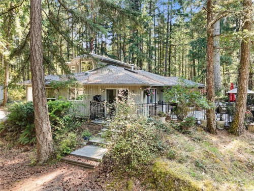 661 Millstream Lake Rd, Highlands, BC 