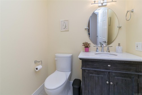 779 Menawood Pl, Saanich, BC 