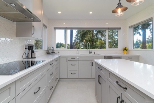 779 Menawood Pl, Saanich, BC 