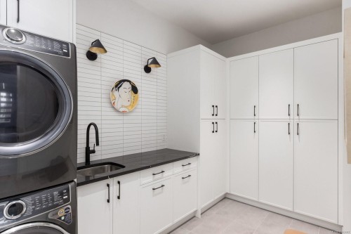 10900 Greenpark Dr, North Saanich, BC 