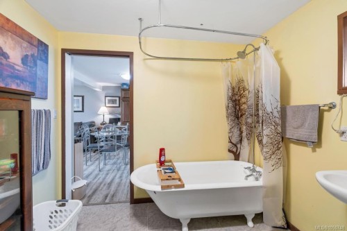 11090 Chemainus Rd, Saltair, BC 