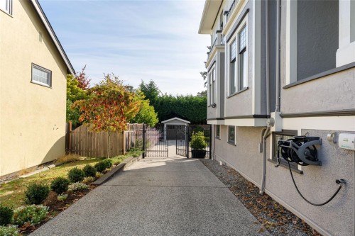 1033 Monterey Ave, Oak Bay, BC 