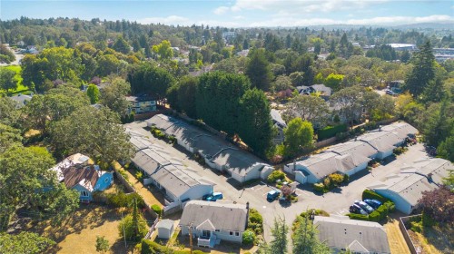 #9-3966 Cedar Hill Cross Rd, Saanich, BC 