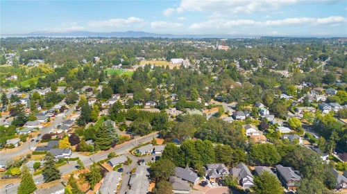 #9-3966 Cedar Hill Cross Rd, Saanich, BC 