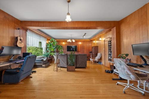 Salon - 302 Rue Langevin, Saint-Odilon-De-Cranbourne, QC 