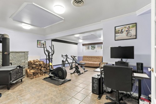 Salle familiale - 6343 Rue Antoine-Manseau, Longueuil (Saint-Hubert), QC 