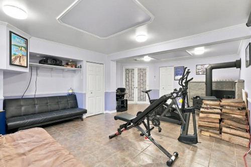 Salle familiale - 6343 Rue Antoine-Manseau, Longueuil (Saint-Hubert), QC 
