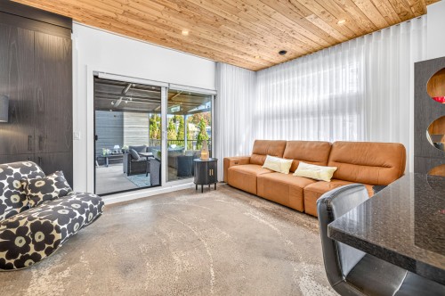 Salon - 23 Av. Du Soleil, Fossambault-Sur-Le-Lac, QC 