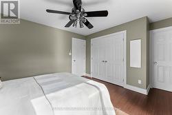 Neutral paint colour, huge closets - 