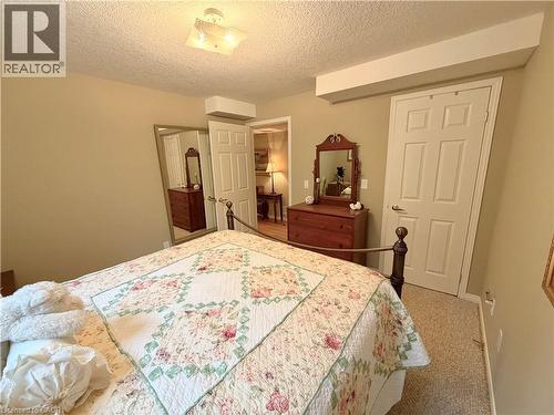 Wall-to-wall carpeting and a ceiling-mounted light fixture - 40 Stornoway Crescent, Huron East, ON 
