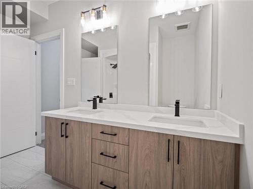 Full bath featuring double vanity - 230 Knoll Street, Port Colborne, ON 