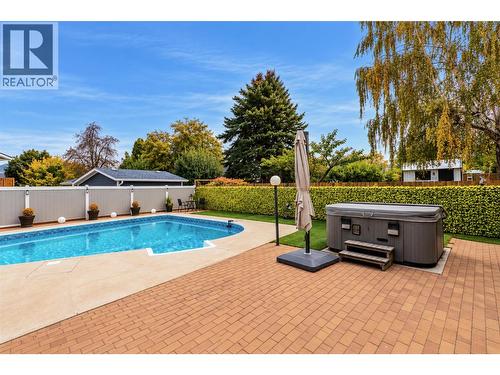 384 Arrowstone Drive, Kamloops, BC 